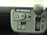 オートエアコンを装備しておりますので、四季を通じて車内を快適な温度に保つことが出来ます!高級感が有りますね!