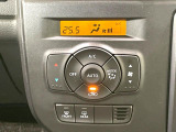 【オートエアコン】一度お好みの温度に設定すれば、車内の温度を検知し風量や温度を自動で調整。暑い&hellip;寒い&hellip;と何度もスイッチ操作をする必要はありません。快適な車内空間には必須の機能ですね♪