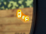【ブラインドスポットモニター】走行中、ドアミラーの死角になりやすい箇所に後続車が接近するとサイドミラー付近に警告を表示、ドライバーに注意喚起をしてくれます。