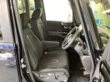 フロント広々、ベンチシートの運転席は、ハイトアジャスターが付いているので、快適にドライブができます。ハンドルはチルトステアリングで、ハンドル位置を上下に調節できます。