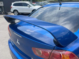 【大型リヤスポイラー】スポーツカーらしさがグッと引き立つ大型リヤスポイラーを装着♪高速走行時のスタビリティ(走行安定性)向上に役立ちます。