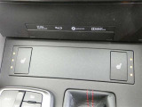 【シートヒーター】運転席と助手席の座面にヒーターが内蔵が内蔵されていますので寒い時でも快適運転です。