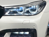 ●BMWレーザーライト:夜間走行時も良好な視界を確保し安心して運転できる高輝度LEDヘッドライトを装備!点灯速度が早く、消費電力も抑えられています。
