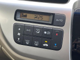 【オートエアコン】一度お好みの温度に設定すれば、車内の温度を検知し風量や温度を自動で調整。暑い&hellip;寒い&hellip;と何度もスイッチ操作をする必要はありません。快適な車内空間には必須の機能ですね♪