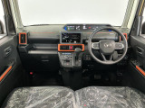 【インパネ】運転のしやすさを最優先に設計された見晴らしの良いフロントビュー。車両間隔が掴みやすく狭い道でも安心♪「安全」と「品質」を最優先に、安心してお乗りいただけるクルマを提供いたします。