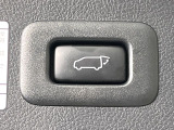 【パワーバックドア】スマートキーや運転席のボタンを押すだけでリアゲートが自動で開閉します!荷物を持っている時や、高い位置にあるバックドアを閉める際に便利な機能です♪