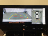 【パノラミックビューモニター】専用のカメラにより、上から見下ろしたような視点で360度車の周囲を確認することができます。