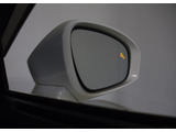 BSM(ブラインドスポットモニタ)!隣の車線を走る車両をレーダーで検知し、ドアミラーでは確認しにくい後側方エリアに存在する車両に加えて、急接近してくる車両も検知します。