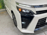 【LEDヘッドライト】悪天候や夜間走行時も良好な視界を確保し安心して運転できる高輝度LEDヘッドライトを装備!点灯速度が早く、消費電力も抑えられています。