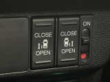 【両側パワースライドドア】スマートキーや運転席のスイッチで後席両側スライドドアの開閉が可能♪電動だから力を入れてドアを開ける必要が無く、小さなお子様でも簡単に開け閉めでき快適です♪