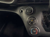 中古車選びで意外と見落としがちなポイントが、シフトレバー周辺の状態です。今回掲載している画像では、操作部分の使用感をはじめ、パネルの傷や擦れ、ボタン類の動作跡など、確認していただけます。