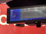 スマートルームミラーです。後部座席に人が座っていても後方を確認できます。