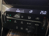【オートエアコン】一度お好みの温度に設定すれば、車内の温度を検知し風量や温度を自動で調整。暑い&hellip;寒い&hellip;と何度もスイッチ操作をする必要はありません。快適な車内空間には必須の機能ですね♪