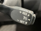 【クルーズコントロール】高速道路もラクラク走行。アクセルを離しても一定速度で走行ができ、長距離運転時の負担を軽減!加速・減速も簡単なスイッチ操作で調整できます。