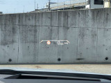 HUD: ヘッドアップディスプレイはドライバーが前方に集中できるよう、ナビや車速情報をフロントガラスに投影するシステムです。