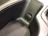 フロントコンソールトレイには、着脱式カップホルダーが装着されています。使い方に合わせてトレイ内で位置を前後できます。