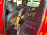 【リアシート】屋根までの高さがある車のため、大人の方でも圧迫感が少なく乗車出来ます。足元は広く取られているため、ゆったりとお乗り頂けます。