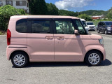 狭い駐車場でも、スライドドアならチャイルドシートへのお子さまの乗降や荷物の積載もスムーズ。