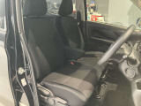 運転席、助手席です。座面も広くゆったりと座れてアームレストも付いているので重宝します。