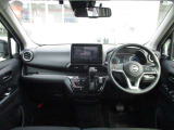 開放的で周囲が広く見渡せる運転席は車両の感覚がつかみやすくて安心安全です♪雨の日も視界良好、油膜や汚れの付着を防止するウィンドウ撥水の施工も承ります♪フロントガラスだけでなく、全ガラスに施工可能です☆