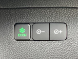 【eコンスイッチ】低燃費運転をサポートするECONモード。スイッチをONすると、エンジンやトランスミッション、A/Cなどを協調制御し、燃費の向上に貢献。エコドライブの効果を高めます。