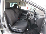 体をしっかり支えるシート形状と程よいクッション性で、運転姿勢を保ちやすい設計。シートポジションを細かく調整することが出来ますので体格に合わせたポジションづくりに対応します。