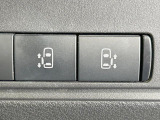 【両側パワースライドドア】スマートキーや運転席のスイッチで後席両側スライドドアの開閉が可能♪電動だから力を入れてドアを開ける必要が無く、小さなお子様でも簡単に開け閉めでき快適です♪