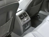■3ゾーンオートマティックエアコンディショナー■運転席や助手席の温度を個別に調節が可能。リアのセンターコンソールに装備したエアコンコントローラーで後席も快適にお過ごしいただけます。