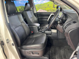 運転席まわりには十分なスペースがあり、大柄な方でもゆったり運転していただける環境です。