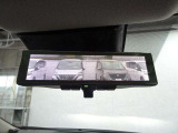 【スマートルームミラー】後方の映像を高精細モニターに映し出し、荷物や乗員で視界が遮られても安全に確認可能。夜間や雨天でもクリアな視界を確保する先進装備です。