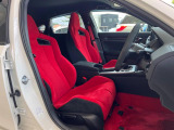 【専用スポーツシート】ホールド性に優れ、カーブ時の体が流れを抑制してくれます。また、体にフィットするから腰や背中が疲れにくく、ロングドライブや高速走行でも快適にお過ごしいただけます♪