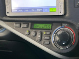 【オートエアコン】一度お好みの温度に設定すれば、車内の温度を検知し風量や温度を自動で調整。暑い&hellip;寒い&hellip;と何度もスイッチ操作をする必要はありません。快適な車内空間には必須の機能ですね♪