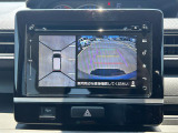 【全方位型モニター】クルマを上空から見下ろしているかのように、直感的に周囲の状況を把握できる全方位型モニター。狭い場所での駐車でも周囲が映像で確認できます。