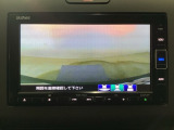 【バックカメラ】運転が苦手な方も車庫入れラクラクです!ギアをリバースに入れれば自動的に切り換わりますので、面倒な操作は不要です♪狭い駐車場もお車を傷つけず安心ですね!