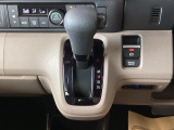 シフトはインパネシフト、パーキングブレーキは電子制御なので運転席と助手席の間はすっきりしています。