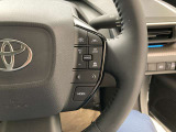 前方の車との車間を設定し、スピードを上げたり緩めたりを自動で行ってくれる追尾式の「レーダークルーズ」。上級装備の一つです!高級車にしかつかない嬉しい機能です。