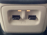 パワーウィンドウスイッチはインパネ中央に配置されており、運転席・助手席どちらからでも操作しやすい設計です。乗り降りの多い業務シーンでも素早く窓操作ができ、使い勝手に優れています。