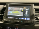 リバースギアに入れるだけで後方の表示へ切り替わります。夜間や雨の日の駐車も楽になりますよ。