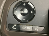 ステアリング左手側にオーディオ関連のコントロールスイッチを配置しています。操作時は視線を逸らすことなく運転に集中できます。
