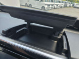 ナビ上部にスマートに配された、蓋付きの便利な収納スペースです。小物をすっきりと収めて車内をきれいに維持できます。