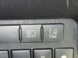 オートマチックハイビームとは、先行車や対向車のライトを認識し、ハイビームとロービームを自動で切り替える機能です。夜道の視界を確保します。詳細は販売店スタッフまでおたずねください。