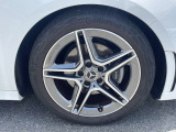 【アルミホイール】18インチのAMG5スポークアルミホイールを装着