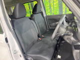 運転席まわりには十分なスペースがあり、大柄な方でもゆったり運転していただける環境です。