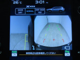 ■リヤビューカメラの映像です。ステアリング連動ガイドラインが、後退時の予想進路を表示し、運転のサポートを致します。