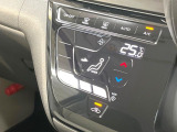 【オートエアコン】一度お好みの温度に設定すれば、車内の温度を検知し風量や温度を自動で調整。暑い&hellip;寒い&hellip;と何度もスイッチ操作をする必要はありません。快適な車内空間には必須の機能ですね♪