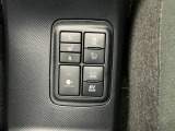 寒い時期には嬉しいシートヒーター、車がカーブの外側へ膨らんだり内側へ巻き込んだりする挙動を防止する横滑り防止装置、歩行者に車両の接近を知らせ注意を促す車両接近通報装置付きです!
