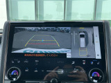【パノラミックビューモニター】クルマを真上から見下ろした視点で駐車をサポートします。クルマの斜め後ろや真横など、いち早く障害物に気が付くことができます。