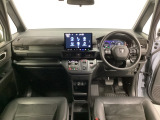 車内は光触媒抗菌消臭施工済です。インパネ周りはスタイリッシュなデザインで機能や装備も充実しています。グローブボックスやカップホルダーのほかにトレーなどたくさんの収納スペースが付いています。