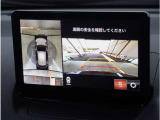 【360&deg;ビュー・モニター】専用カメラにより上から見下ろしたような視点で360度クルマの周囲を確認することができます。駐車が苦手な方でも縦列駐車や幅寄せ時に活躍してくれます。