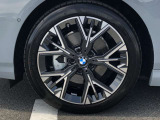 BMW純正18インチホイール。洗練されたデザインで、足元の個性を引き立てます。